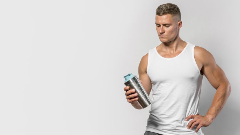 Man die eiwitshake vast houd dieetpro review