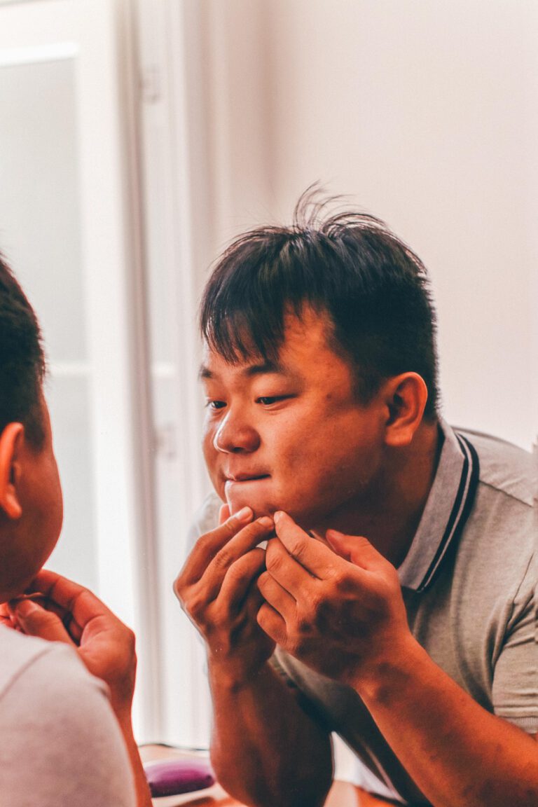 Man die zoekend is naar medicijnen voor acne.