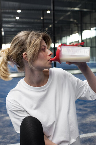 persoon die eiwitshake drinkt dieetpro review