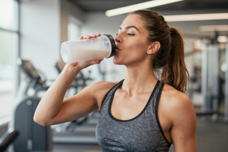 vrouw die een Dieetpro shake drinkt in de sportschool