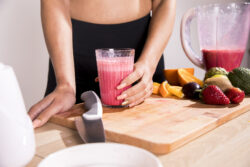 vrouw drinkt shakes om af te vallen