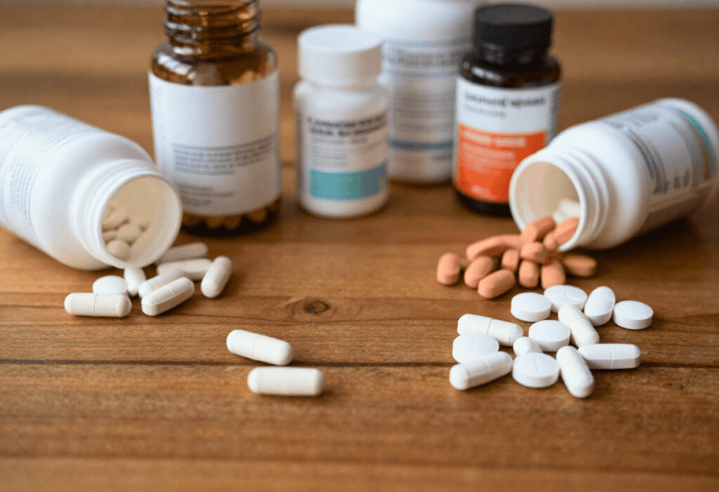 verschillende afslank supplementen en dieetpillen op tafel