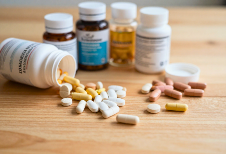 verschillende afslank supplementen en dieetpillen op tafel