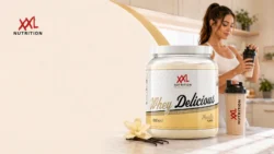 afbeelding van XXL Nutrition Whey Delicious Vanilla met shaker in een moderne keuken voor een review over smaak en voedingswaarden