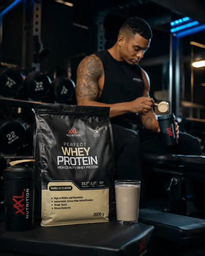 Perfect Whey Protein van XXL Nutrition met shaker en eiwitshake in een sportschool.