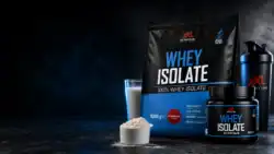 Whey Isolate XXL verpakking met eiwitpoeder, shakeglas en shaker voor een review over pure eiwitshakes voor sporters.