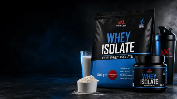 Whey Isolate XXL verpakking met eiwitpoeder, shakeglas en shaker voor een review over pure eiwitshakes voor sporters.